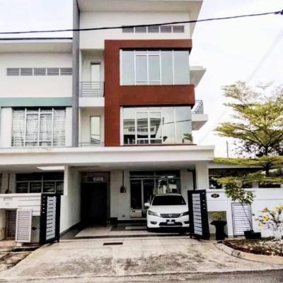 Taman Suria Warisan, KLIA, Sepang Triple Storey House for sale Corner lot Cantik